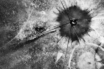 Una imagen aérea de la primera explosión de la bomba atómica en el Sitio Trinity, en Nuevo México, el 16 de julio de 1945. (AP, File)