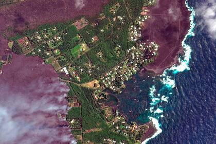 Una imagen aérea del avance de la lava en zonas residenciales y una bahía.