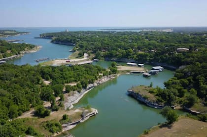 Una imagen aérea del lago Whitney, en Texas, donde la niña nadó y posiblemente contrajo la ameba comecerebros