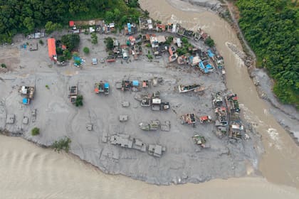Una imagen aérea muestra casas anegadas por el lodo tras inundaciones repentinas en Devighat, municipio de Bidur