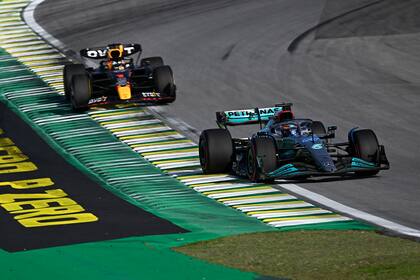 Una imagen anómala en 2022: el Mercedes de George Russell delante del Red Bull de Max Verstappen, al que superó en la pista en la carrera sprint del Gran Premio de San Pablo.