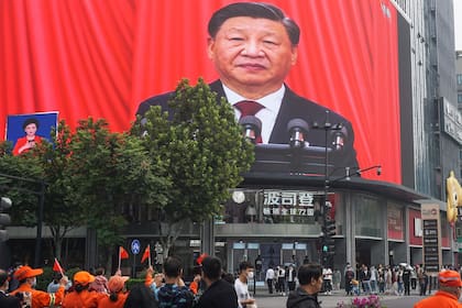Una imagen callejera de Xi Jinping durante la apértura del congreso del Partido Comunista