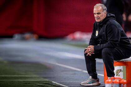 Una imagen clásica de Bielsa, que siguió disgustado el partido, sabiendo que él estaba "en entredicho" en el ambiente de Uruguay.