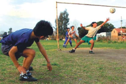 Una imagen clásica de nuestra tierra: los chicos desarrollan sus destrezas en un potrero para jugar más tarde en un club de fútbol con el fin de llegar
a la primera división
