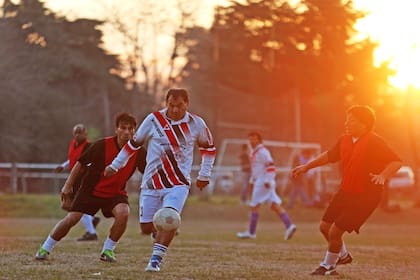 Una imagen clásica de un torneo de fin de semana, en este caso, en Ranelagh: los adultos se toman el fútbol en serio, como un modo de mantenerse vigentes