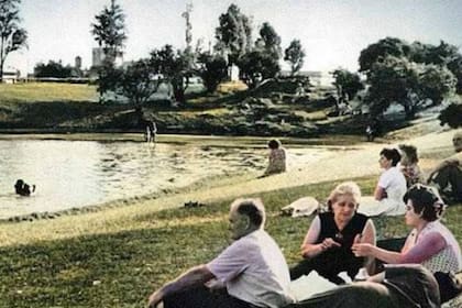 Una imagen coloreada de los vecinos a la vera del lago ubicado en General Paz, entre Cuba y Vuelta de Obligado