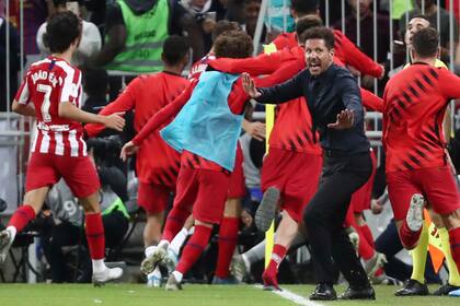 Una imagen curiosa: mientras una parte de sus jugadores festeja el tercer gol, Simeone les pide calma a los demás