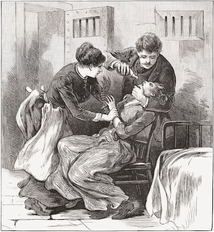 Una imagen de 1887 de la publicación estadounidense The National Police Gazette muestra a una reclusa siendo alimentada a la fuerza, una táctica que también se usaba con algunas chicas en ayunas