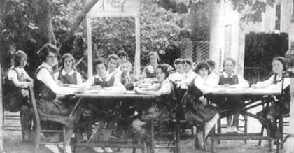 Una imagen de 1936: una clase en el jardín para los alumnos mayores del Florida Day School