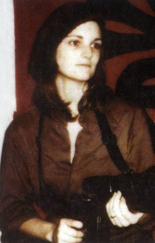 Una imagen de 1974. Patricia Hearst, con un arma en sus manos, frente a una bandera del SLA (Symbonese Liberation Army)