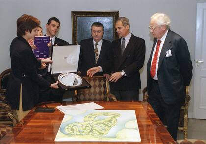 Una imagen de 1998. Eduardo Costantini junto a Julián Astolfoni (derecha), cuando iniciaron las obras de Nordelta. Cuando el ingeniero italiano falleció, el presidente de Consultatio escribió una emotiva carta de despedida. A continuación, sólo un fragmento: "Fue una persona única. Como ingeniero y empresario 'constructor de grandes obras', poseía un gran conocimiento y manejo del arte de la construcción, puentes, movimientos de suelos y de todo tipo de obras de ingeniería: pero además, fue una persona de gran sensibilidad artística, amante de la música, formidable coleccionista de pianos. Tengo el privilegio de poseer un piano de su colección, de más de cien años",
