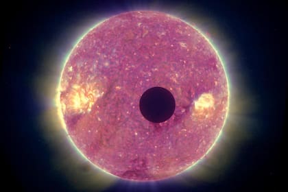 Una imagen de 2007 de la nave espacial STEREO B construida por APL de la Luna cruzando frente al Sol
