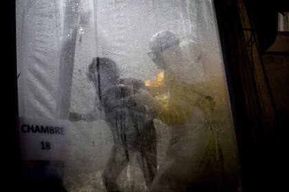 Una imagen de 2019 con los cuidados en la atención para un enfermo de ébola; dos personas murieron en las últimas 48 horas, cuando se creía que la enfermedad estaba erradicada; Congo, ahora enfrenta dos virus peligrosos, mientras combate también, con el coronavirus