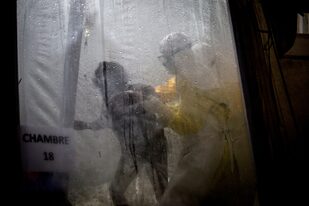 Una imagen de 2019 con los cuidados en la atención para un enfermo de ébola; dos personas murieron en las últimas 48 horas, cuando se creía que la enfermedad estaba erradicada; Congo, ahora enfrenta dos virus peligrosos, mientras combate también, con el coronavirus