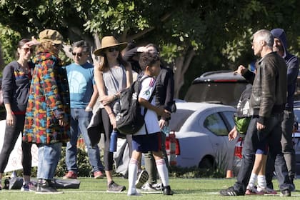 Una imagen de 2024: Halle Berry y Olivier Martinez mantienen las distancias en el partido de fútbol de su hijo Maceo. Halle vio el partido con su novio, Van Hunt, que se acercó y saludó a Olivier. Sin embargo, Halle no le acompañó y se quedó sola a varios metros de distancia. La ex pareja vio todo el partido en extremos opuestos del campo. Cuando terminó, Halle fue a buscar a Maceo y le dijo que se despidiera de su padre. Ella se quedó mirando, pero no habló con Olivier