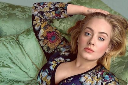 La estrella británica se mostró muy relajada con amigos: con un cigarrillo y una pinta de cerveza en mano, Adele recibió el 2021