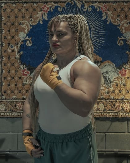 Una imagen de Alejandra "Locomotora" Oliveras como Rocky, el personaje que interpreta en la serie En el barro