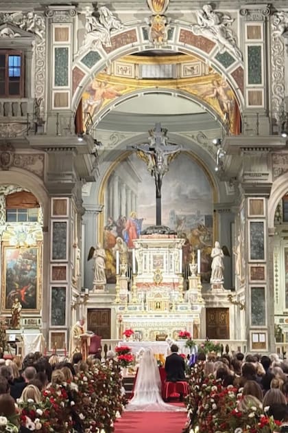 Una imagen de Azzi –como la llaman sus íntimos– y Frankie
Lagrange en el altar de la Iglesia de Todos los Santos, en Florencia