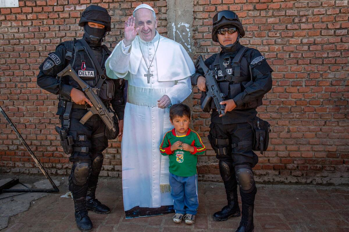 Una imagen de cartón del papa Francisco es utilizada para vender postales de recuerdo luego de su visita a la cárcel de Palmasola en Santa Cruz de la Sierra, Bolivia, en 2015