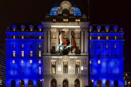 Una imagen de Diego Maradona proyectada sobre el Centro Cultural Kirchner que muestra la tecnología del edificio. La cúpula tiene vidrio facetado y un sistema de luces led.