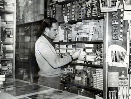 Una imagen de Eliseo Mouriño en su trabajo en una ferretería, para una producción de la época de LA NACION