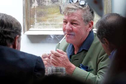 Una imagen de Ernesto Augusto de Hannover fumando