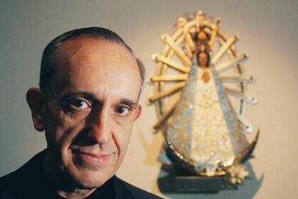 Una imagen de Francisco en 1997, cuando era conocido como Jorge Mario Bergoglio; en 1998 sucedería al cardenal Antonio Quarracino