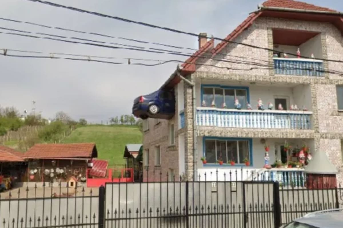 Una imagen de Google Maps muestra un auto estrellado contra la parte superior de una casa (Foto: Captura de video)