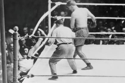 Una imagen de hace un siglo: Luis Ángel Firpo arroja del ring al campeón Jack Dempsey, en una jornada histórica para el boxeo argentino