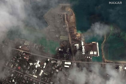 Una imagen de hoy muestra el puerto de la capital de Tonga cubierto de cenizas