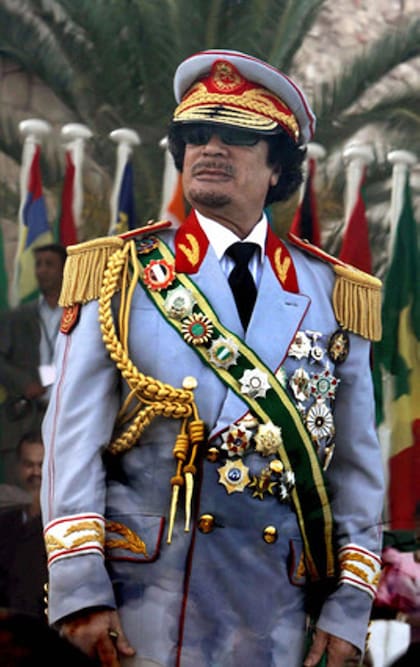 Una imagen de Khadafy cuando ya parecía un dictador de caricatura, con mil condecoraciones en su uniforme