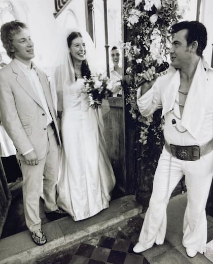 Una imagen de la boda en 2000, con otro imitador de Elvis como invitado.
