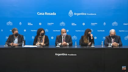 Una imagen de la conferencia de prensa que ofrecieron este juves el jefe de Gabinete Juan Manzur junto a los ministros Aníbal Fernández, Matías Lammens y Carla Vizzotti