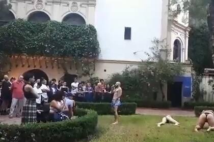 Una imagen de la criticada performance de Ópera Periférica en los jardines del Museo Fernández Blanco