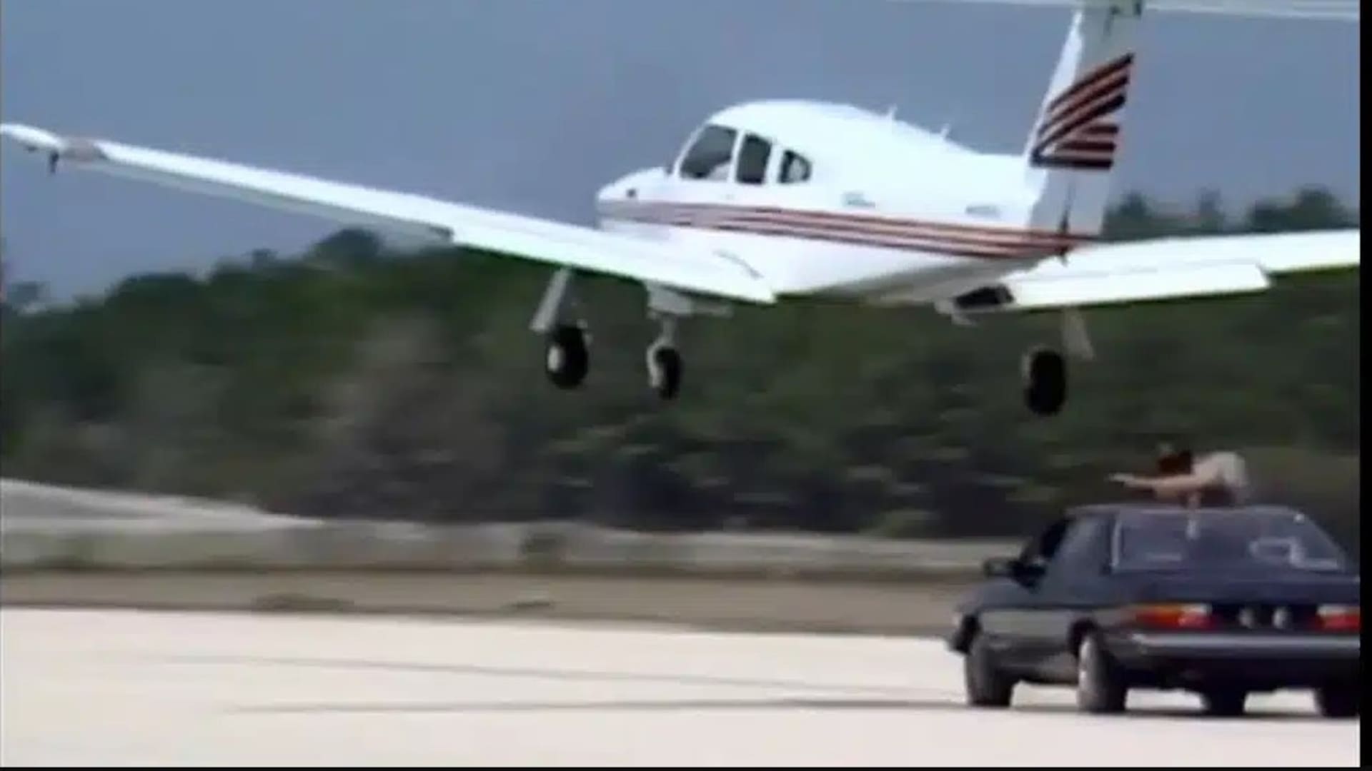 Una imagen de la espectacular maniobra que coordinaron el piloto del avión y el conductor del Audi para evitar un aterrizaje de emergencia