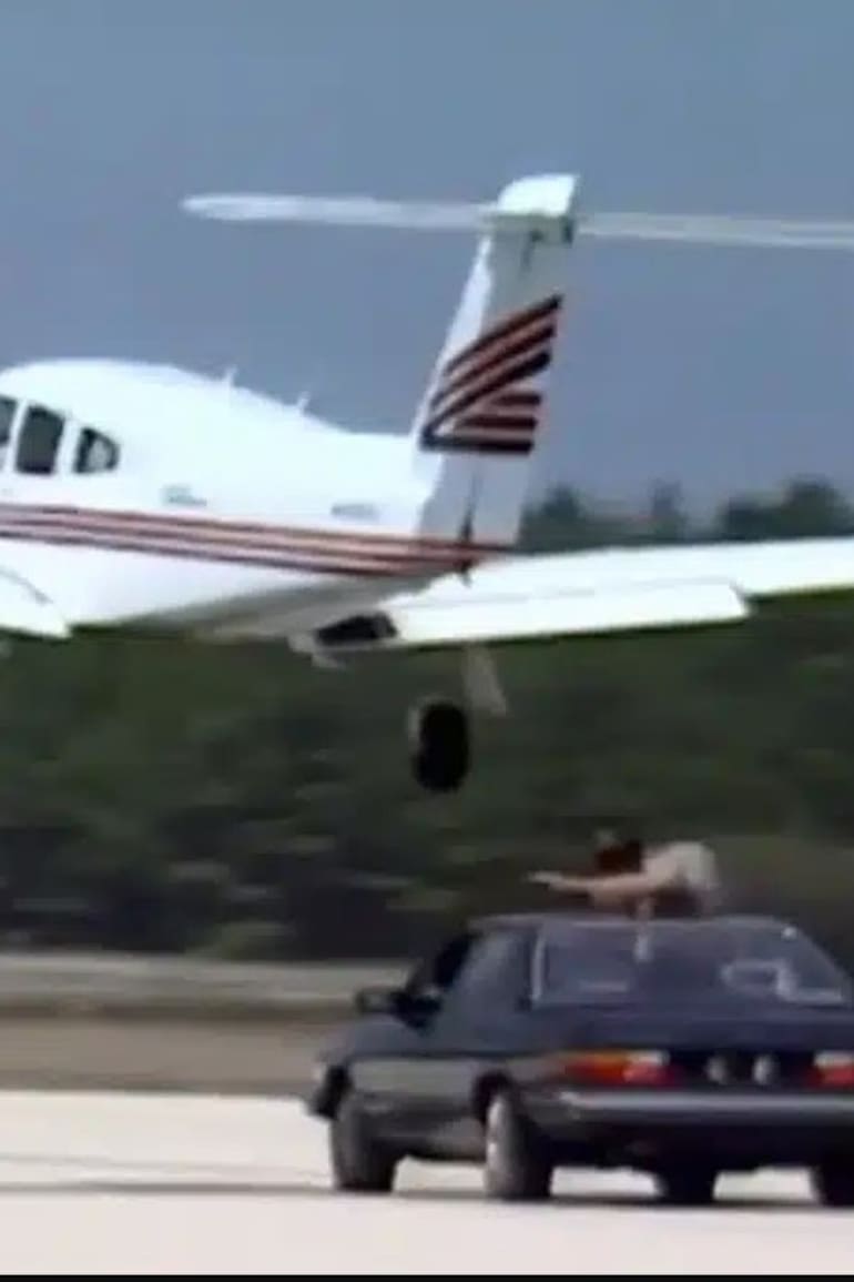 Una imagen de la espectacular maniobra que coordinaron el piloto del avión y el conductor del Audi para evitar un aterrizaje de emergencia