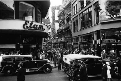 Una imagen de la esquina de Bartolomé Mitre y calle Florida en la década del '30: Etam, Bazar Dos Mundos y, más atrás, Los Gobelinos