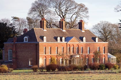 Una imagen de la fachada de Anmer Hall, el refugio de los Gales tras el anuncio público de la enfermedad de Kate. Fue un regalo de Isabel II para William y ella cuando se casaron.
