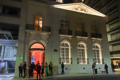 Una imagen de la fachada de Mansión Mihura, sobre la Avenida Las Heras, en Recoleta. El edificio, construido en 1919, fue reconstruido y, próximamente, abrirá sus puertas como un cocktail lounge y restaurante de lujo.