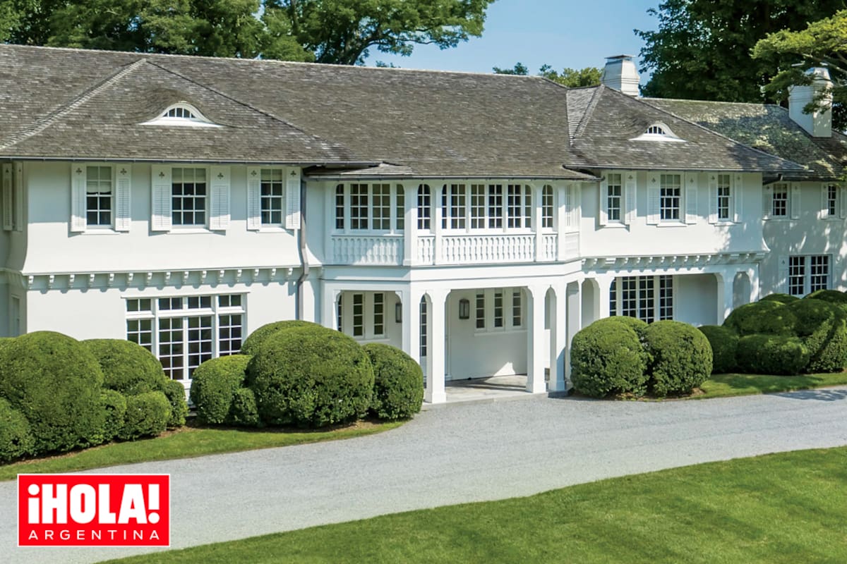 Una imagen de la fachada principal de la casa construida en 1917 y de estilo Arts & Crafts.