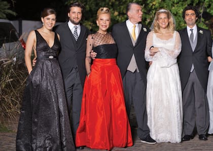 Una imagen de la familia del empresario completa en un día muy feliz, el de la boda de Tweety. De izquierda a derecha, Carminne, Federico Perazzo, Marina Tchomlekdjoglou, Alberto Dodero, Tweety y Víctor San Miguel. Unos días antes, el padre de la novia se había caído y ella recuerda que él le pidió zapatillas negras –que se ven en la foto– para que pudiera caminar y llevarla al altar el 26 de abril de 2014.