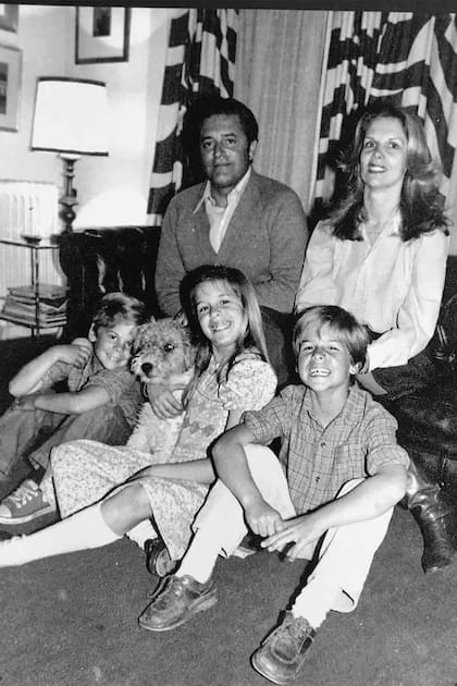 Una imagen de la familia. El matrimonio Lacalle Pou posa con sus tres hijos, Juan José, Pilar y Luis, y con Boy, su Fox Terrier, en el living de su casa en el barrio de Pocitos.