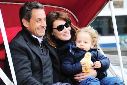 Carla Bruni y Sarkozy se casaron el 2 de febrero de 2008 y su hija Giulia nació el 19 de octubre de 2011 en la clínica de la Muette