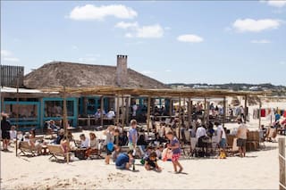 Dos amigos, un cuadro y una playa desierta: la particular historia del parador más exitoso de Uruguay