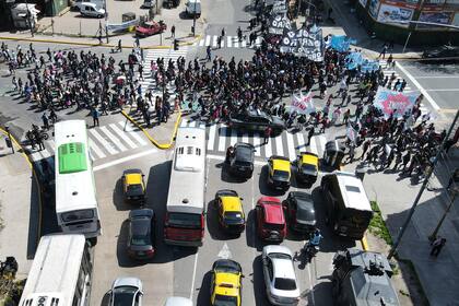Una imagen de la marcha que realizaron los piqueteros este martes