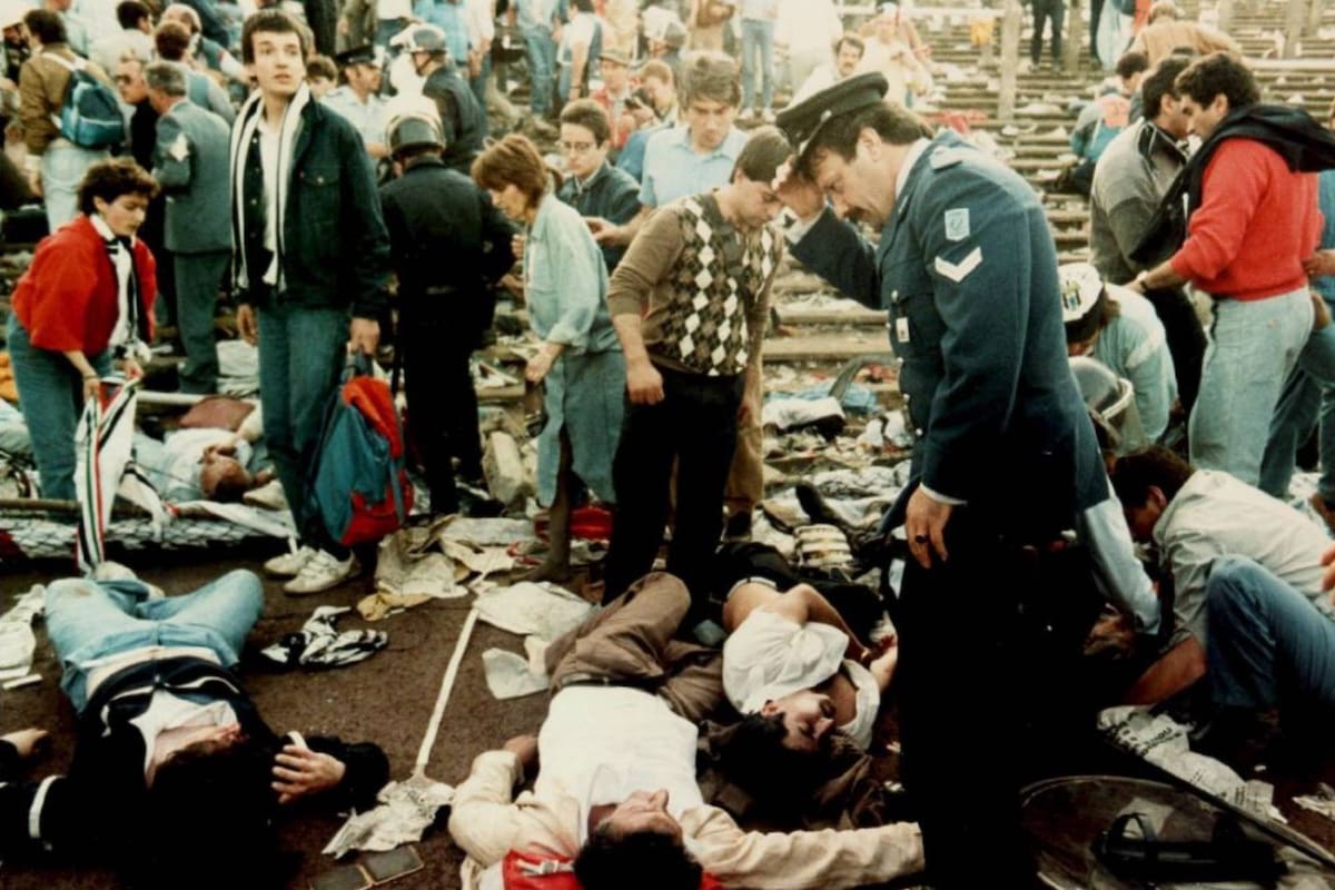 La tragedia de Heysel se produjo cuando los hooligans del Liverpool invadieron una tribuna repleta de hinchas de Juventus, que quisieron escapar y quedaron aplastados contra el muro que limitaba su sector