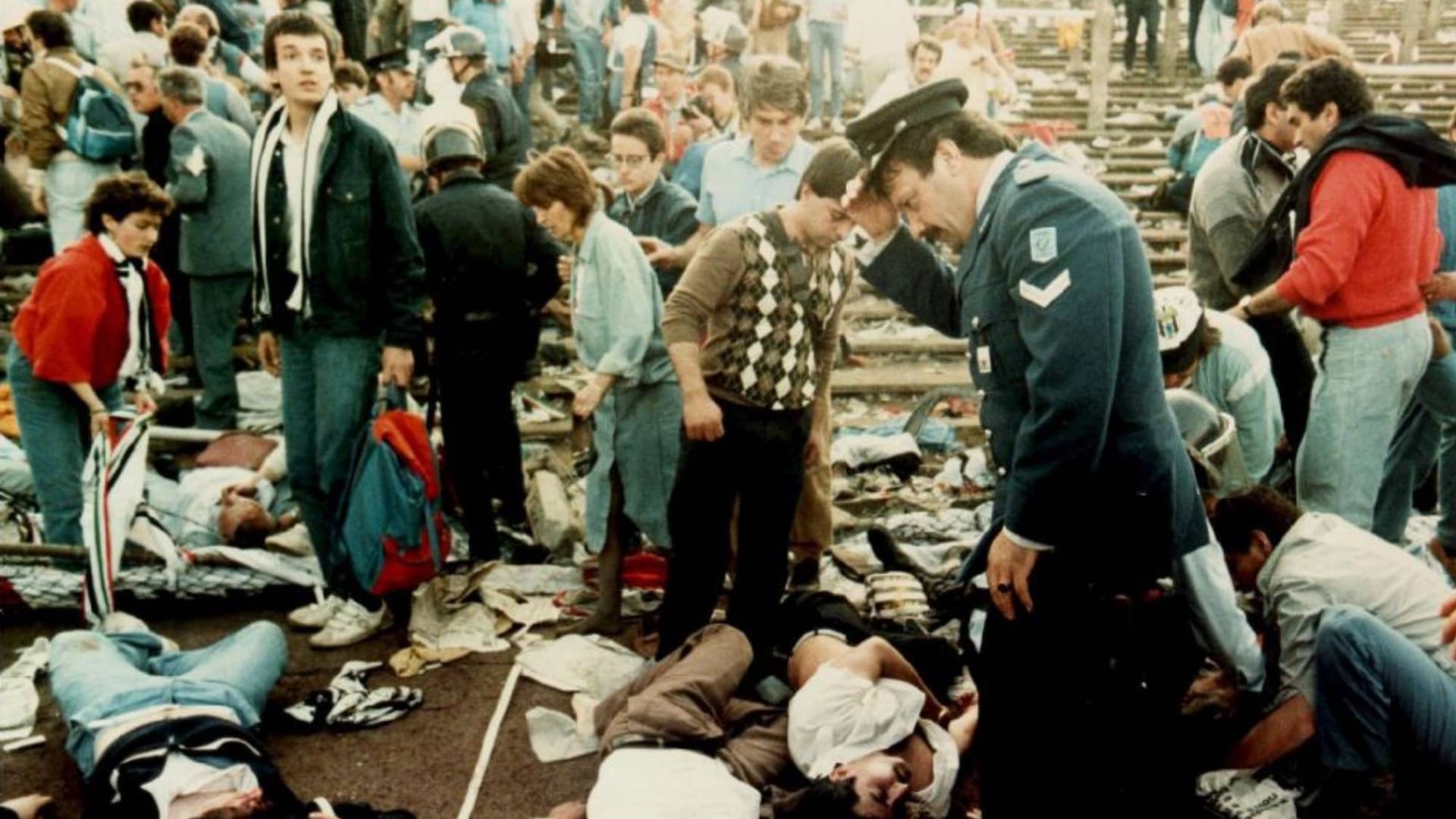La tragedia de Heysel se produjo cuando los hooligans del Liverpool invadieron una tribuna repleta de hinchas de Juventus, que quisieron escapar y quedaron aplastados contra el muro que limitaba su sector