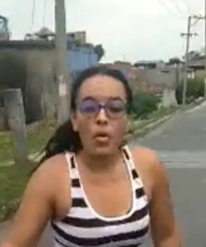 Una imagen de la mujer que supuestamente habría tenido un perro atado a su carro (Crédito: Twitter)