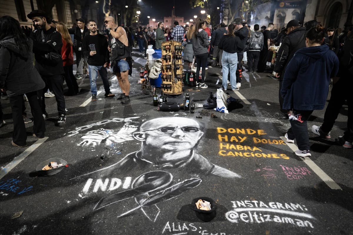 Una imagen de la multitud en la última despedida al Indio Solari, en la Avenida de Mayo