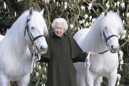 Una imagen de la reina Isabel II publicada por el Royal Windsor Horse Show para conmemorar su 96 cumpleaños. La reina Isabel II sostiene a sus ponis Fell, Bybeck Nightingale (derecha) y Bybeck Katie en 2019. Henrydallalphotography.Com/Royal Windsor Horse Show/PA Media/dpa